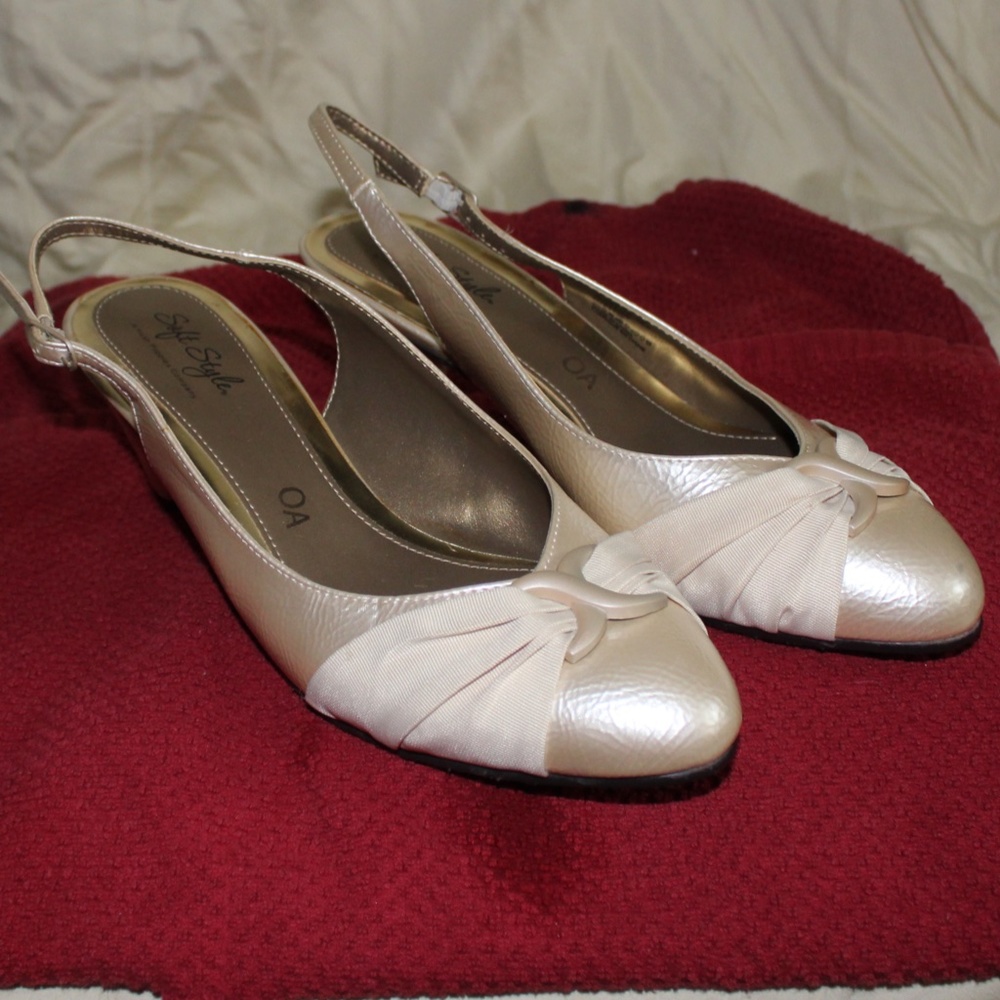Soft Style Hush Puppies sling back heels Size 9 Wide